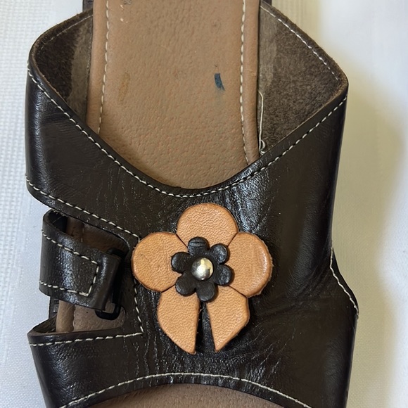 Size 3 Girls (US) Brown & Tan Flower Sandals - Picture 11 of 13